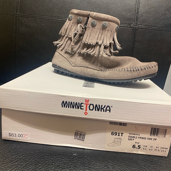 Women’s Moccasins - Picture 1 of 1